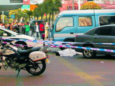 ���ӱ�һ����Ů������Ǯ�(d��ng)����(�M�D)