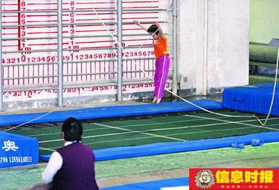 8�q�wУŮ����8��ͬ�W������С�r(�D)