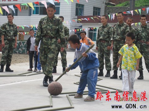 �侯�ٱ������؃�ͯ�^����һ�����D��