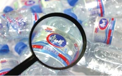 ��������ˮԴ�T���¼����{�飺�l�ښ���ƿ�bˮ��