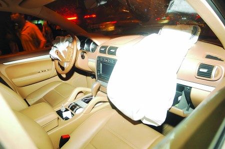 �����ں��ݐ��İ��R���Ա�ײ��(�M�D)