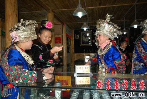 ��ɽ���Ů����y�Ʒ���D��