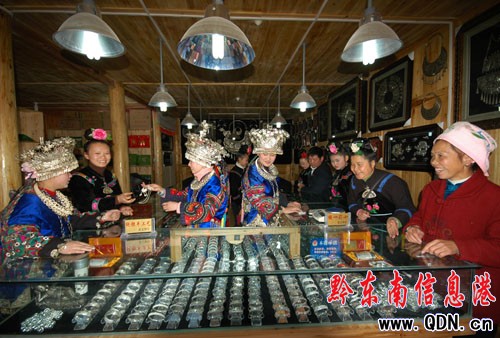 ��ɽ���Ů����y�Ʒ���D��