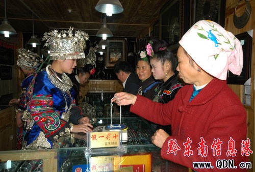 ��ɽ���Ů����y�Ʒ���D��