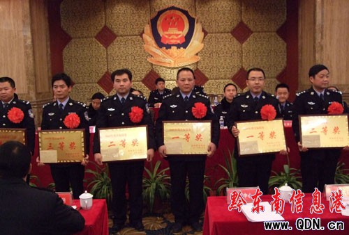 ��ɽ�����ֱ���һ�����M(j��n)���w�����M(j��n)��(g��)�ˣ��D��