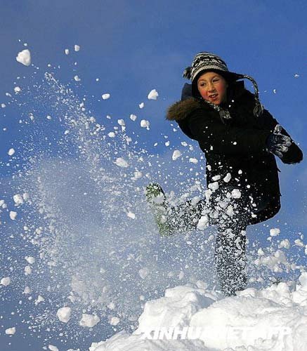 1��8�գ���Ӣ����ه�D�����¿���ѩ�������ϙ��򡣮��գ��¿˵ČWУ�B�m�������������ͣ�n��