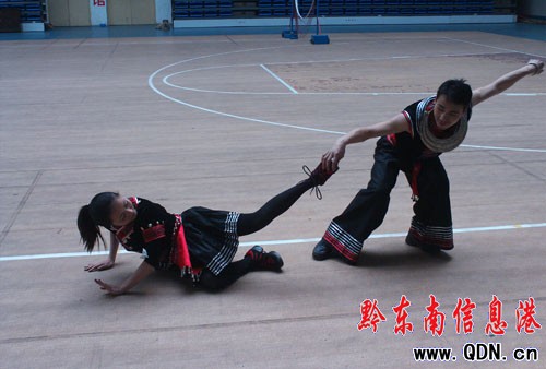 �c�DŮ��(ji��)100����(li��n)�x��(hu��)��(zh��n)�乤�������M(j��n)����(�D)