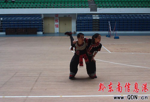 �c�DŮ��(ji��)100����(li��n)�x��(hu��)��(zh��n)�乤�������M(j��n)����(�D)