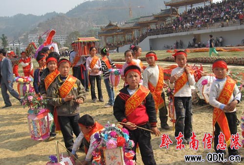 ��ɽ�e�k�P��Ů������������ӣ��M�D��