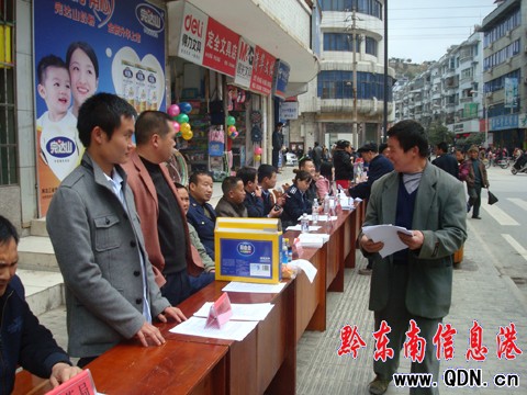 ��ɽ��3��15���N��һ����ð������Ʒ���D��