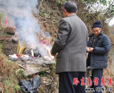 �����¶�������һ��һ�ȵĂ��y�����ӣ��D��