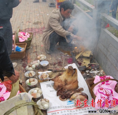 �����¶�������һ��һ�ȵĂ��y�����ӣ��D��