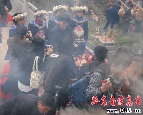 �����¶�������һ��һ�ȵĂ��y�����ӣ��D��