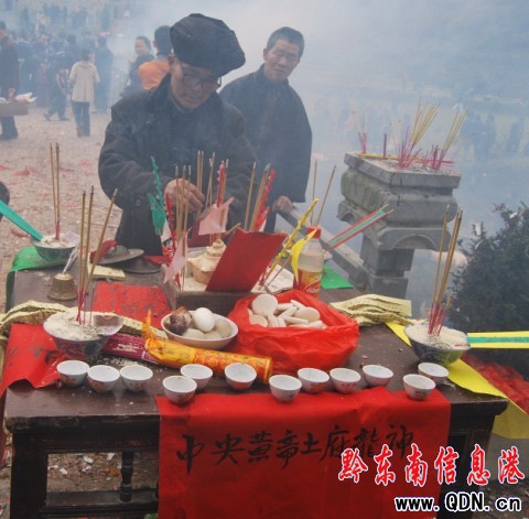 �����¶�������һ��һ�ȵĂ��y�����ӣ��D��