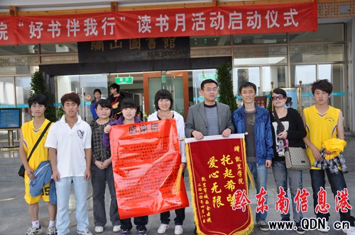 һ�����y400�˫I(xi��n)�� �c��ħ��(zh��n)���А۾��܄٣��D��