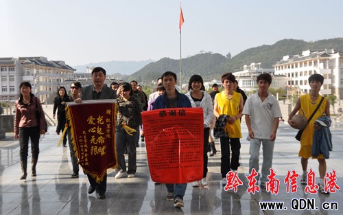 һ�����y400�˫I(xi��n)�� �c��ħ��(zh��n)���А۾��܄٣��D��