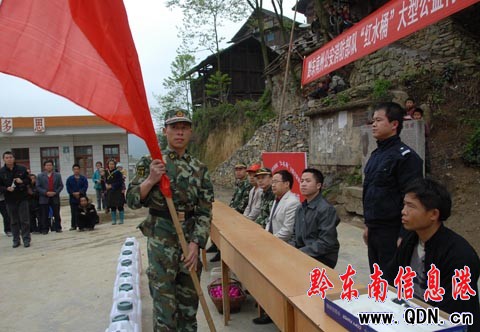 ���tˮͰ�����͹����Є��ڵ�կ���ӣ��M�D��