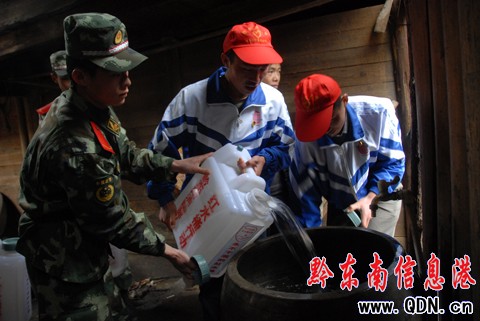 ���tˮͰ�����͹����Є��ڵ�կ���ӣ��M�D��