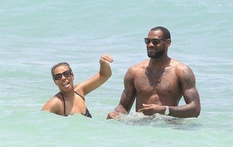 �ʵ۔yŮ�Ѻ�߅�ȼ� �������˄����������D��