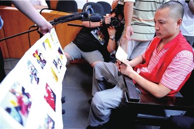 �������Ӿƺ�Ů�Ѽ�����һ��4�ڱ�������(�D)