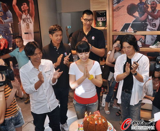 �M�D����(li��n)����NBA�Ӱ ������������Ů�c��