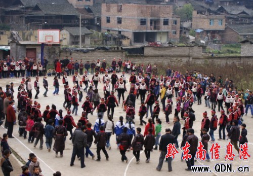 �����_չ�����Ļ��MУ�@��ӣ��D��