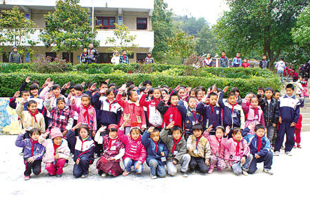 ɽ�����B ��ů��ǧ��15000Ԫ���W(xu��)���F�ݰl(f��)��(�D)