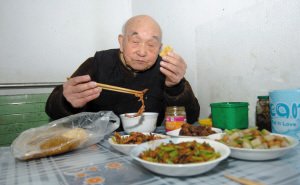 �ձ��ϱ����A�x��70��ȥ�� һ�����Ї�(gu��)�˿���