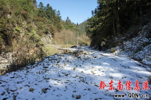 �׹�ɽ��һ����ѩ���º� ɽ��С���F���FӰ��