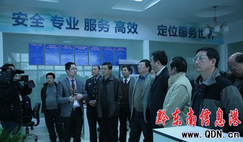 �P���\ݔ����˾�_ͨ�׼�GPS܇�v��λ�O��ϵ�y(�D)