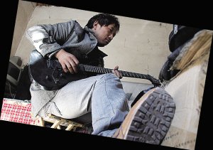 ���˸��������{(di��o)�飺���(m��ng)��Ư���ڳ��в�����ӑ