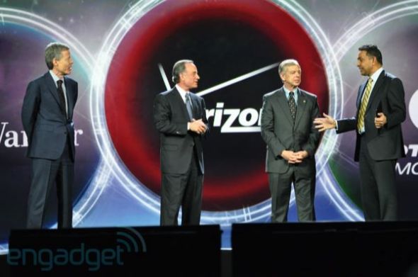 �r(sh��)���A�{CEO�ܷ򡤱ȿ�˹��Jeff Bewkes����Verizon���ü���ϯ�\(y��n)�I(y��ng)���_������������(d��ng)��Lowell McAdam����Ħ���_���Ƅ�(d��ng)CEOɣ�ܡ��Z��Sanjay Jha���Ⱥ����_(t��i)�l(f��)�����v��չʾ��