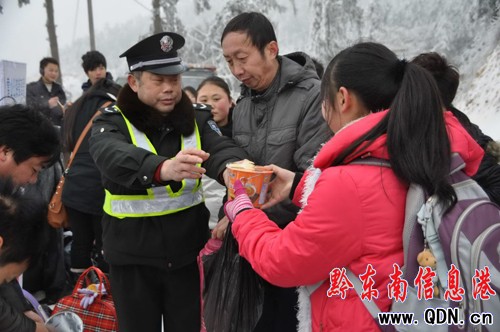 �׹�ɽ´����ѩ�صķ���(w��)վ���D��