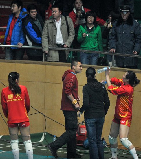 ���Ů�������l��С�_ͻ �VȪˮƿ���u���