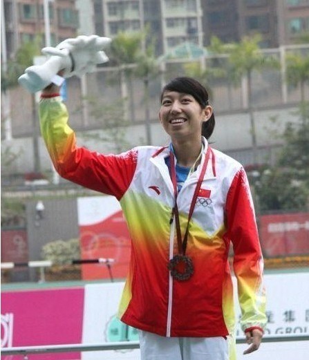 ����΢������Ů��Ӱ �䎟�ó�����æ����(�D)