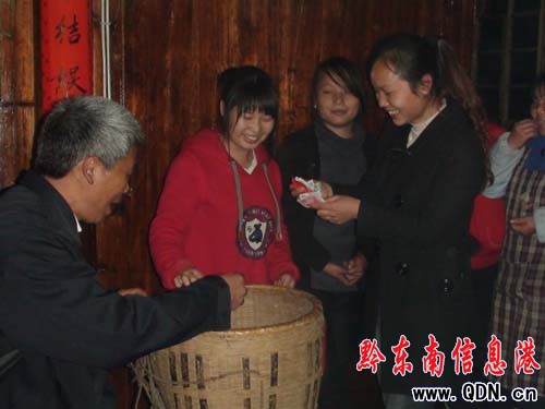 ������(d��)����ɫ�Ķ��l(xi��ng)��Y���D��