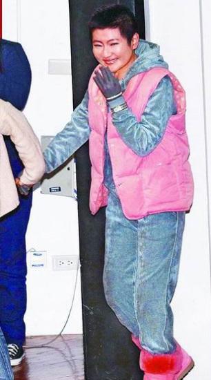 Selina����������w�԰l(f��)�CElla����Ę�ü�(�D)