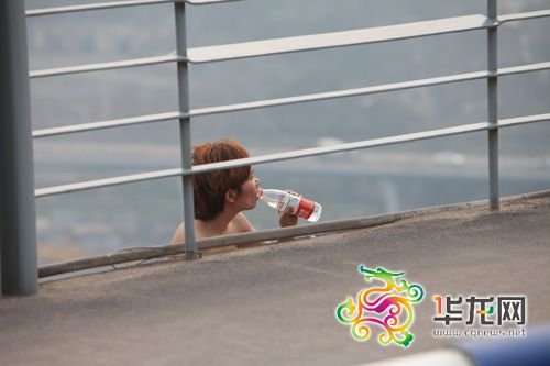 ����Ů�����e�ĺȵVȪˮ ӛ�� ���Ŀ� �z