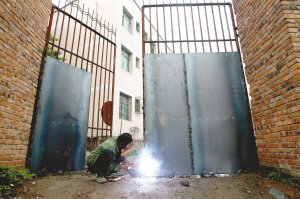 �ؑc����С�W����У�������˹�˺ҧ�^�i��(�D)