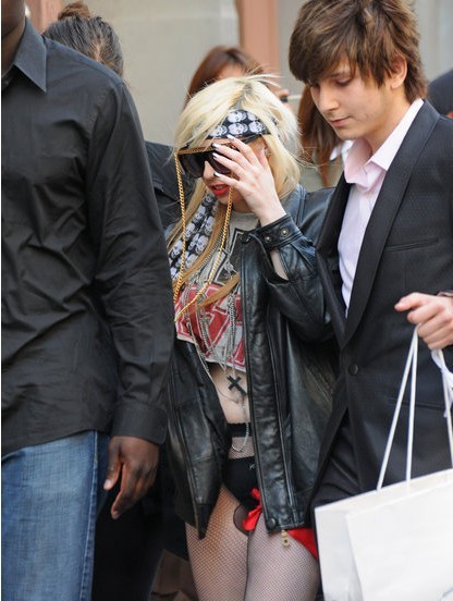 �M�D��Lady GaGa׃���t��(zh��n)ʿ ��(n��i)ѝ�⴩��Ƥ��¶