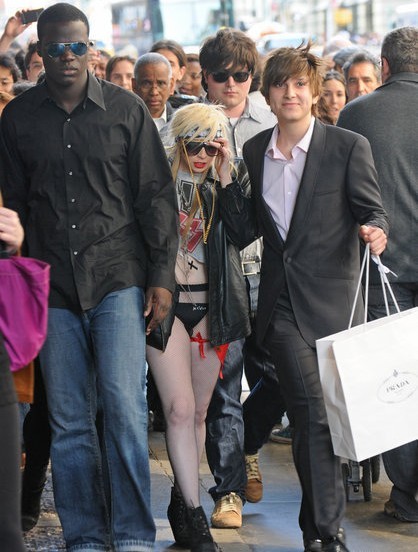 �M�D��Lady GaGa׃���t��(zh��n)ʿ ��(n��i)ѝ�⴩��Ƥ��¶