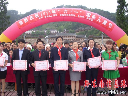 ��ɽ�e�k�cף������һ�����H��ͯ����ӣ��D��