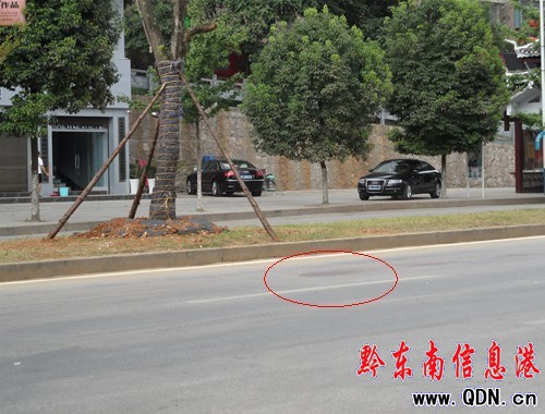 �P����^һ���ߙM���R·��ײ ��(d��ng)��(ch��ng)�������D��