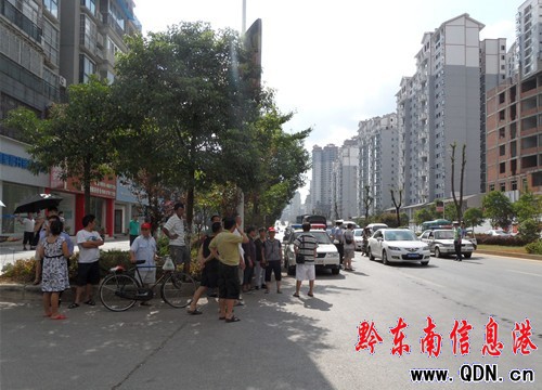 �P����^һ���ߙM���R·��ײ ��(d��ng)��(ch��ng)�������D��