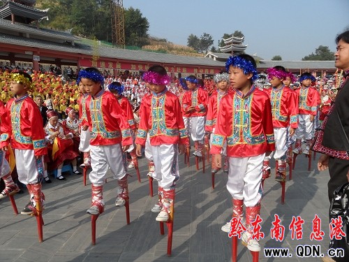 �Sƽ���m�Ļ����ι�ʢ�b��չʾ ǧ�˴�����