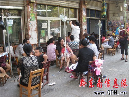 ɣ���죺С����ð�T�\��æ���߶�