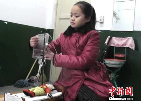 ���ô��F���·����һС�WŮ���l��ݔҺ����