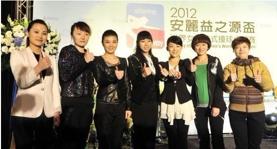 �˕���܇٧�{����l(f��)���� ����Ůͬ�_���G(�D)