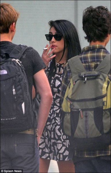 ������15�qŮ�����У�