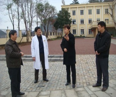 ���Դ������L�����������M�������{�У��D��